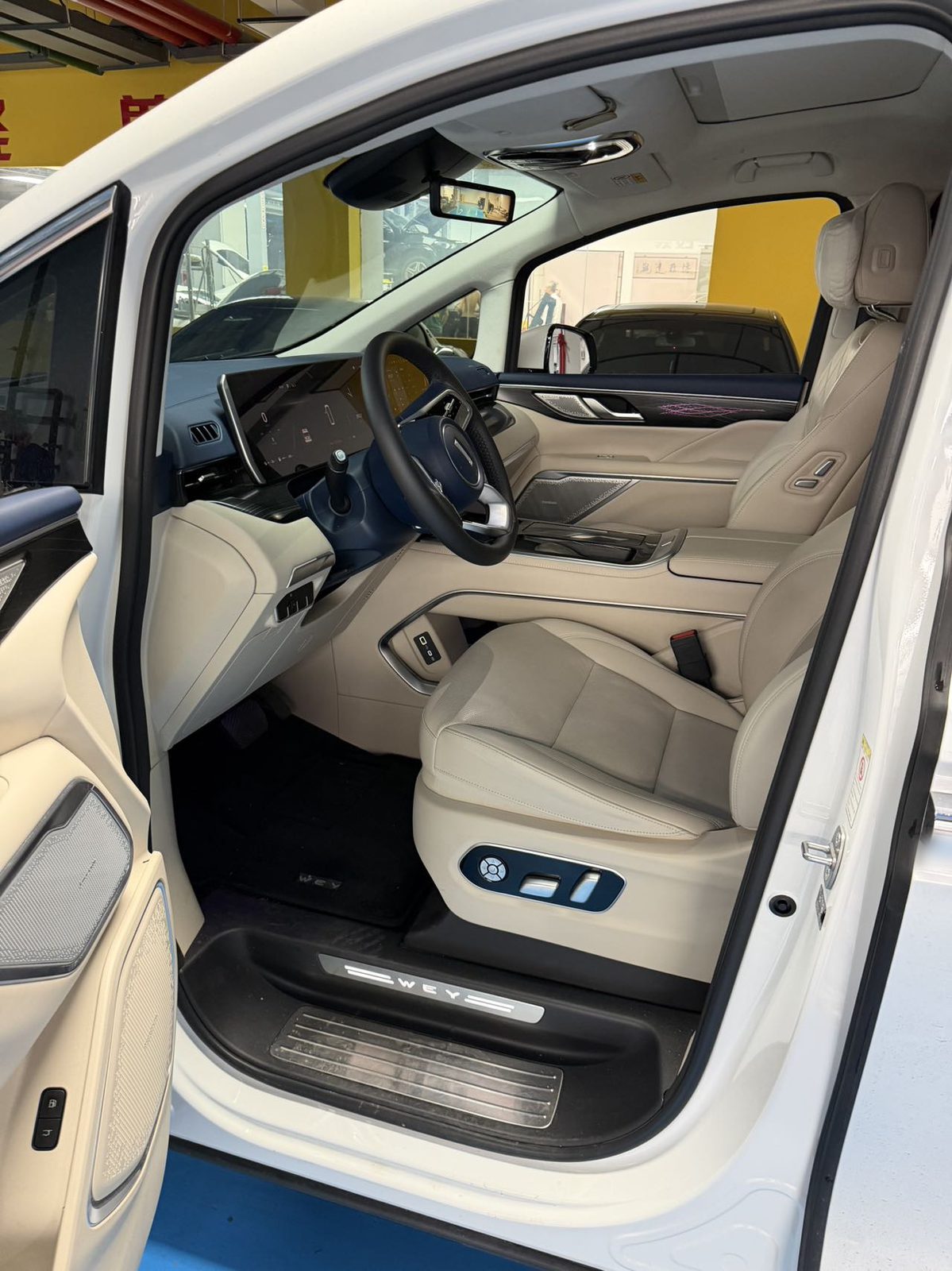 Foto WEY Gaoshan PHEV 1.5T Four-Wheel-Drive Flagship Edition 3