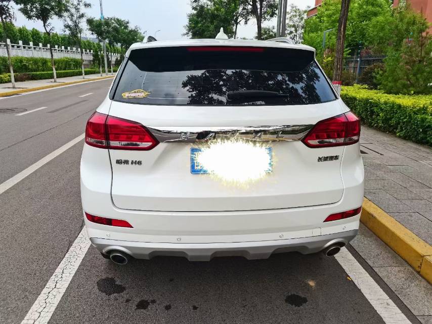 Foto del Haval H6 Coupe 1.5T Smart Connect Version, Front-Wheel Drive Luxury Smart Connect Model 2